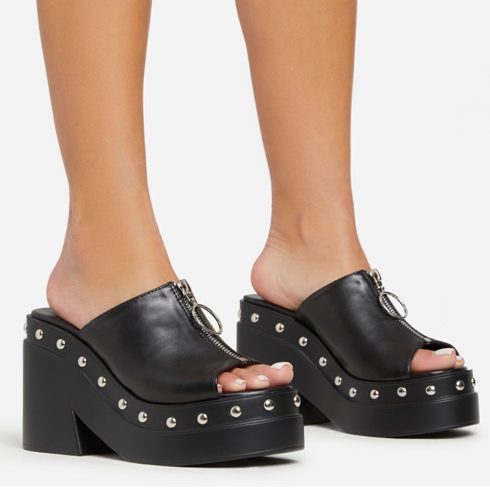 BLACK STUDDED PLATFORM BLOCK HEEL MULE